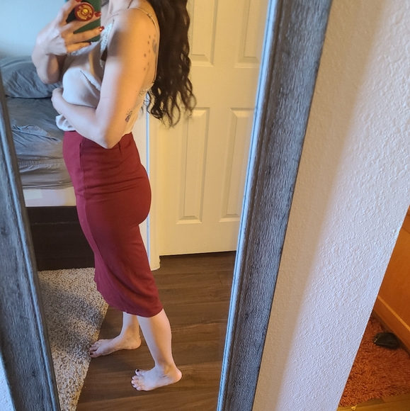 Burgundy pencil skirt with a slit - Picture 5 of 5